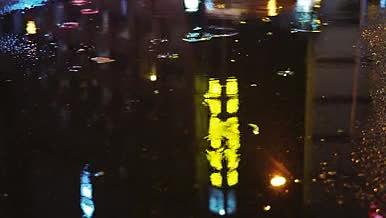 4k实拍城市夜晚下雨雨滴波纹空镜视频的预览图